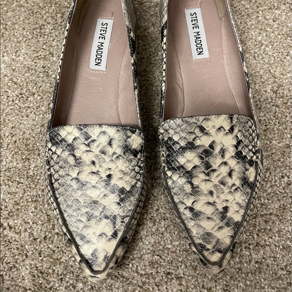 Almost new Steve Madden snake flats.